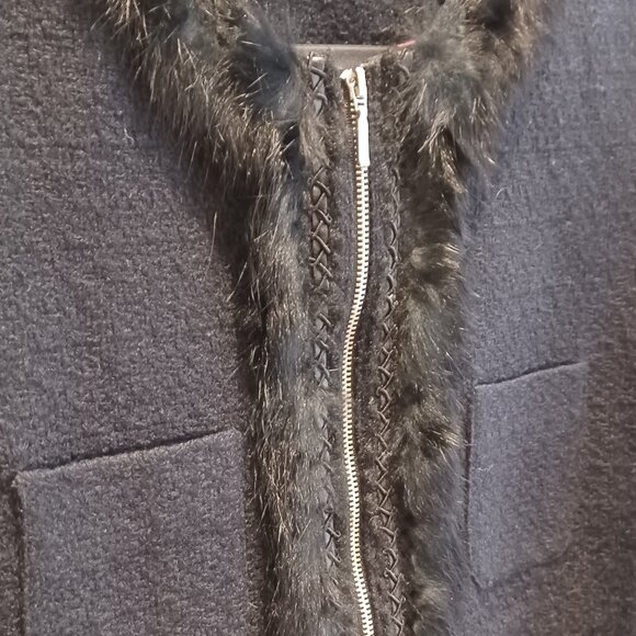 Black jacket with fake fur details by zipper, collar and cuffs. - Picture 5 of 7